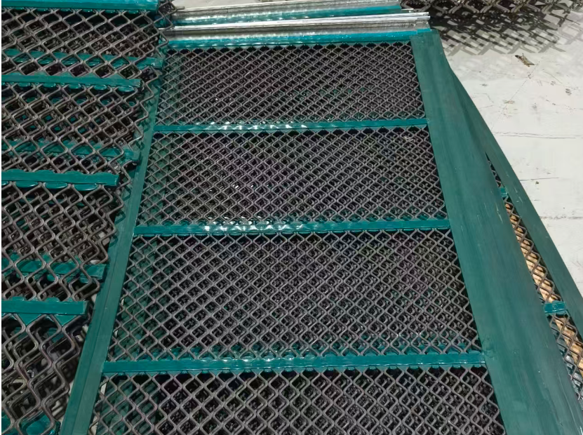 Self-Cleaning Mesh