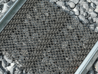 Advantages of Diamond Woven Metal Screens in the Screening of Sticky Materials