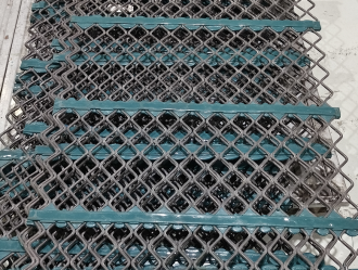 Working principle of self-cleaning screens: How It clears material clogging