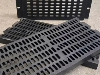 The optimal replacement time of the wear thickness on rubber screen panel
