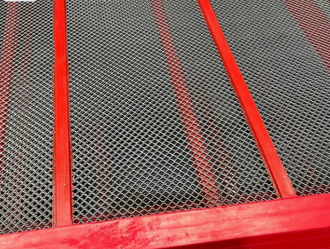 Corrosion Resistance: Hot-Dip Galvanized and Stainless Steel Self-Cleaning Mesh